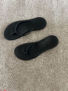 OluKai Women's Black Minimalist Flip Flop Sandals